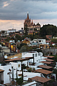 Stadtbild mit Pfarrkirche; San Miguel De Allende, Guanajuato, Mexiko