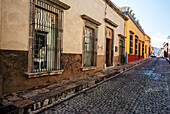 Straße mit Kopfsteinpflaster; San Miguel De Allende, Guanajuato, Mexiko