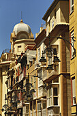 Wohnhäuser mit hängenden Straßenlaternen; Cartagena, Provinz Murcia, Spanien