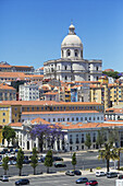 Kuppel von Santa Engracia in Lissabons historischem Stadtteil Alfama, vom Fluss Tejo aus gesehen; Lissabon, Portugal