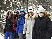 Eine Mutter und vier Töchter in Winterkleidung am Johnston Canyon; Alberta, Kanada