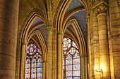 Gotische Bögen in der Kathedrale Notre-Dame; Paris, Frankreich