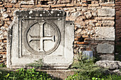 Zerbrochene Steinstruktur mit einem Kreuz; Delphi, Griechenland