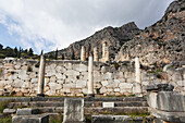 Athenische Stoa; Delphi, Griechenland