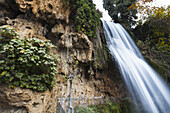 Wasserfall über einer zerklüfteten Klippe mit Blattwerk; Edessa, Griechenland