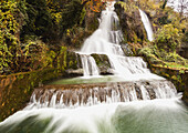 Wasserfälle des Edessaios-Flusses mit herbstlichem Laub; Edessa, Griechenland