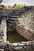 Ruinen einer Steinmauer und Stufen; Philippi, Griechenland