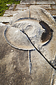 Geschnitztes Schild und Speer im Felsen mit einem Riss; Philippi, Griechenland