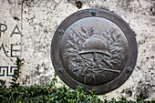 Bronzeschild an der Wand des Grabes des Unbekannten Soldaten, Parlament von Griechenland; Athen, Griechenland