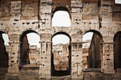 Alte Steinmauer des Kolosseums mit Bögen; Rom, Italien
