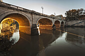 Brücke über einen Fluss; Rom, Italien