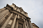 Niedriger Blickwinkel auf ein Gebäude mit Säulen an der Fassade; Rom, Italien