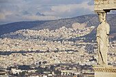 Die Hügel von Athen hinter der Karyatide des Erechtheion; Athen, Attika, Griechenland