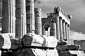 Monostapel von Steinen vor dem ruinierten Parthenon; Athen, Attika, Griechenland