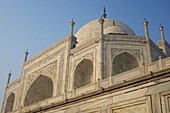 Niedriger Blickwinkel auf die Seite des Taj Mahal; Agra, Jaipur, Uttar Pradesh, Indien
