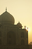 Sonnenaufgang über dem Taj Mahal; Agra, Uttar Pradesh, Indien