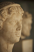 Weißer Marmorkopf einer weiblichen Statue neben einer männlichen Statue; Athen, Attika, Griechenland