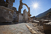 Der Pollio-Brunnen, südlich der staatlichen Agora, gegenüber dem Odeion, erbaut 97 n. Chr. von dem reichen Epheser C.s.pollio und seiner Familie; Ephesus, Türkei
