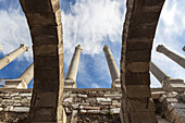 Niedriger Blickwinkel auf antike Ruinen mit Säulen und Bögen; Smyrna, Türkei