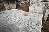 Griechische Inschrift auf Stein an der Ruinenstätte; Thyatira, Türkei