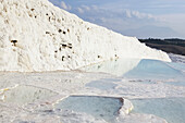 Heiße Quellen und Travertinen, Terrassen aus Karbonatmineralien, die vom fließenden Wasser hinterlassen wurden; Pamukkale, Türkei