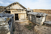Eine Inschrift auf dem Tympanon des Grabes deutet darauf hin, dass der Besitzer des Grabes ein gewisser Eutyches, Sohn des Apollonios aus Lagina, war; Pamukkale, Türkei