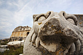Skulptur eines Löwen bei den Ruinen eines Amphitheaters; Milet, Türkei