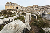 Skulptur eines Löwen in den Ruinen eines Amphitheaters; Milet, Türkei
