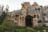 Der Tunnel des Titus durchbricht den Felsen des Berges an zwei Stellen, um einen Wasserkanal zu schaffen und Überschwemmungen zu verhindern; Cevlik, Türkei