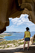 Mädchen genießt den Panoramablick vom Capo D'orso; Palau, Sardinien, Italien