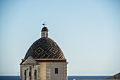 Schöne Mosaike an der Kuppel der Kirche St. Michael; Alghero, Sardinien, Italien
