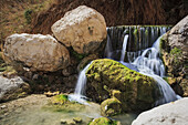 Über Felsen fließendes Wasser; Ein Gedi, Israel