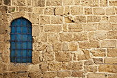 Fenster mit blauem Glas an einer Steinmauer; Joppa, Israel