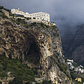 Gebäude oben auf einer Klippe entlang der Amalfiküste; Amalfi, Italien