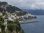 Stadt an der Amalfiküste; Amalfi, Kampanien, Italien