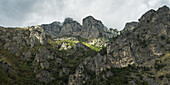 Zerklüftete Felsklippen entlang der Amalfiküste; Amalfi, Italien