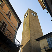 Niedriger Blickwinkel auf einen Uhrenturm; Orvieto, Umbrien, Italien