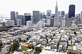 Wolkenkratzer in einem Stadtbild von San Francisco; San Francisco, Kalifornien, Vereinigte Staaten von Amerika