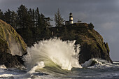 Eine Welle explodiert am Cape Disappointment; Ilwaco, Washington, Vereinigte Staaten Von Amerika