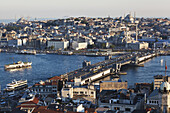 Goldene Stunde Blick über die Uferpromenade des alten Istanbul (Sultanahmet) mit Booten im Wasser; Istanbul, Türkei