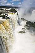 Regenbogen in der Gischt der Iguazu-Fälle; Parana, Brasilien
