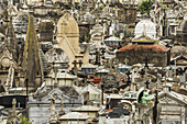 Gräber mit Kreuzen auf dem Friedhof La Recoleta; Buenos Aires, Argentinien