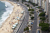Teil des Copacabana Strandes in Rio De Janeiro von oben gesehen; Rio De Janeiro, Brasilien