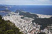 Blick auf Rio und den Zuckerhut von der Christ-Erlöser-Statue, Corcovado, Tijaca-Nationalpark; Rio De Janeiro, Brasilien