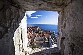 Die Mauern von Dubrovnik umgeben die Altstadt von Dubrovnik und bieten atemberaubende Landschaften und Aussichtspunkte rund um die Stadt; Dubrovnik, Kroatien