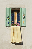 Fenster mit grünen Fensterläden; Provence, Frankreich