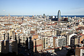 Blick auf Barcelona und den Agbar-Turm; Barcelona, Katalonien, Spanien