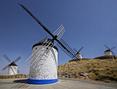 Windmühlen gegen einen blauen Himmel; Consuegra, Spanien