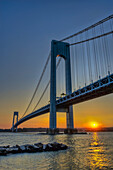 Verrazano-Narrows Bridge bei Sonnenuntergang; Brooklyn, New York, Vereinigte Staaten von Amerika