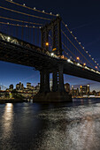 Manhattan Bridge und Nyc Skyline in der Dämmerung, Brooklyn Bridge Park; Brooklyn, New York, Vereinigte Staaten Von Amerika